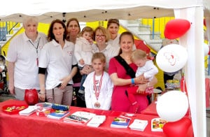 Gruppenfoto vom Infostand bei Kicken mit Herz 2015 von der Herz-Kinder-Hilfe Hamburg e.V.