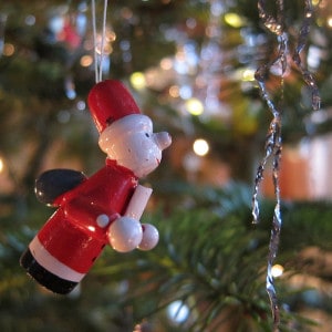 Weihnachtsbaum- Weihnachtsmannfigur am Baumals Beitragsfoto für die Herz-Kinder-Hilfe Hamburg e.V -