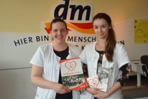 Die engagierte Auszubildende Angelina Gerner (rechts) wird bei ihrem Benefiz zum Tag des herzkranken Kindes unterstützt von Ihrer Chefin Madlen Stange