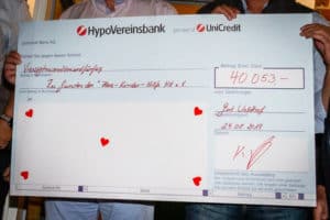 Scheck über die Spendensumme beim Benefiz-Golfturnier 50 Jahre WaldhofOpen vor der Erhöhung um 500€ durch die Golfer vom HSV